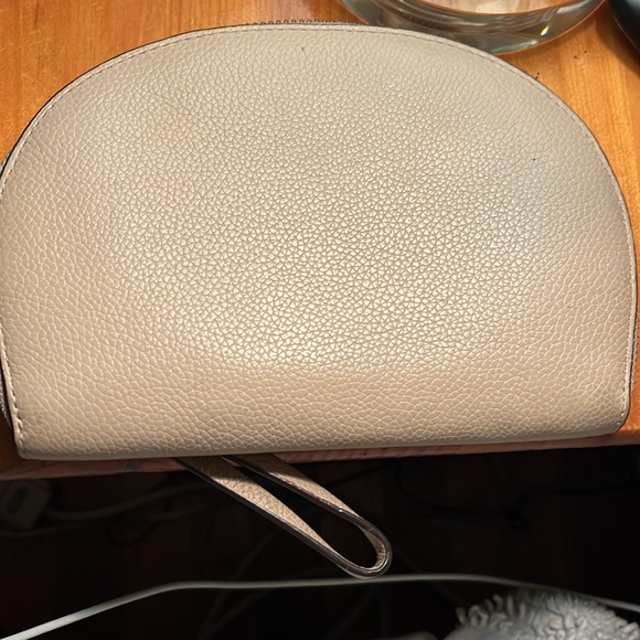 Kate Spade Wristlet in Pre Loved condition. It does have a bit of wear. - Picture 2 of 9